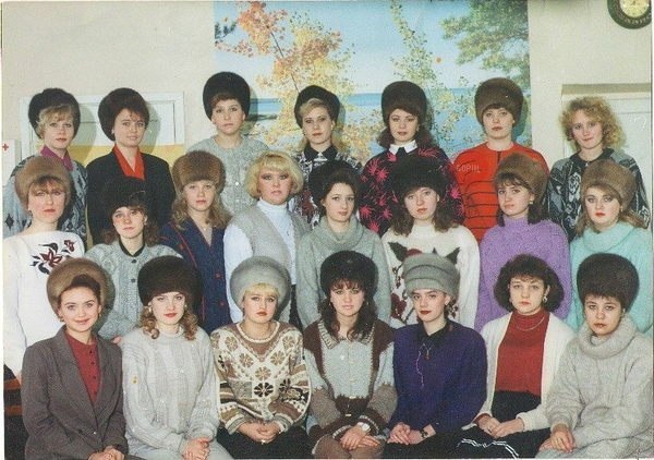 Это были 90–е. Девушки одевались как могли Это были 90–е. Девушки одевались как могли