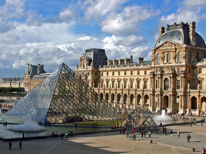 Пирамида Лувра