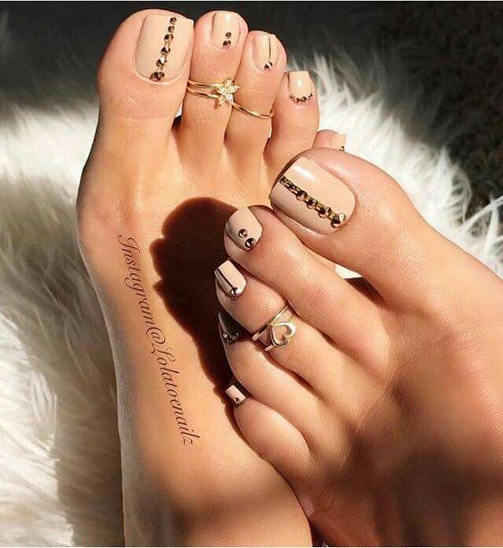 Модный педикюр на Новый 2018 год с фото Модный педикюр на Новый 2018 год с фото