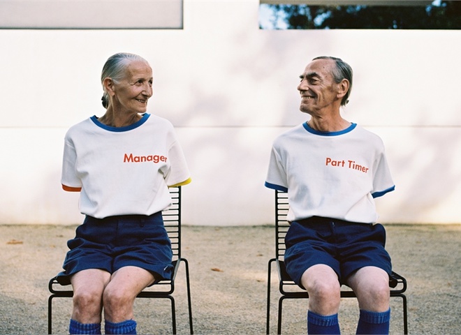 Вместе навсегда: социальные сети покорила стильная фотосессия пожилой пары