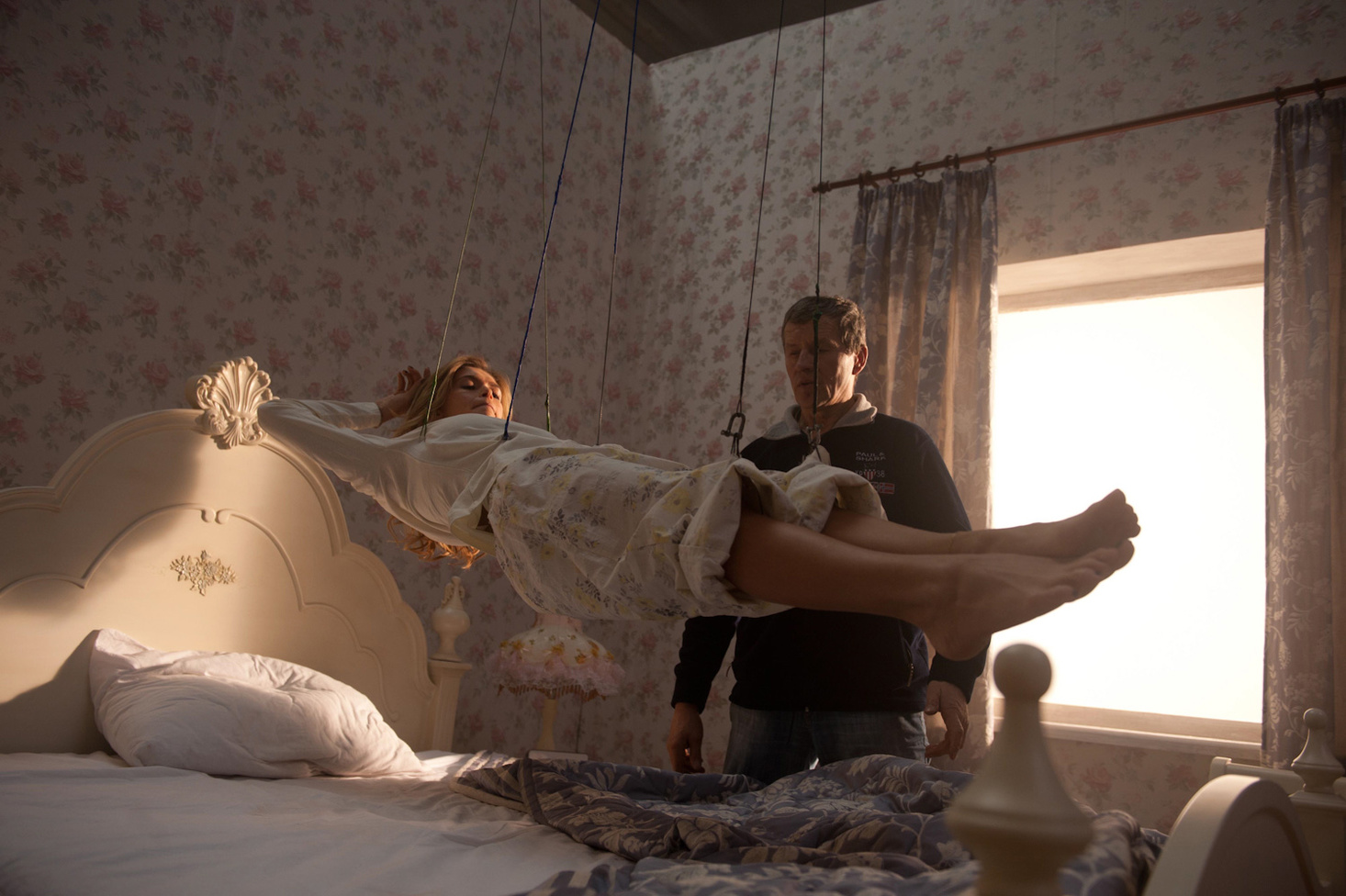 Фотограф привязывает кореянку к постели и дает ей член