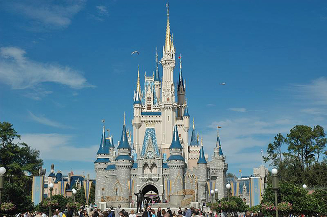 http://s1.tchkcdn.com/g2-GXBR-wkmAq89kYVyeKzZeA/travel/640x0/w/0/1-1-5-1-15151/12_41_disney_all_star_resort.jpg