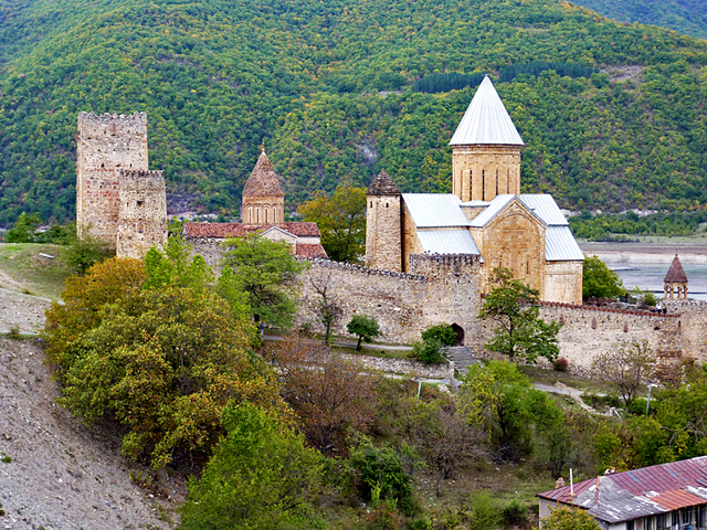 Самые известные достопримечательности Грузии: Крепость и церковь Ананури