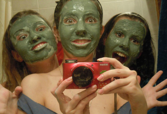 Девушки собираются на свидание