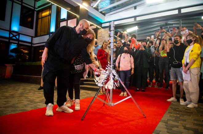 Креативный продюсер СТМПУ Станислав Бондарь разбивает тарелку