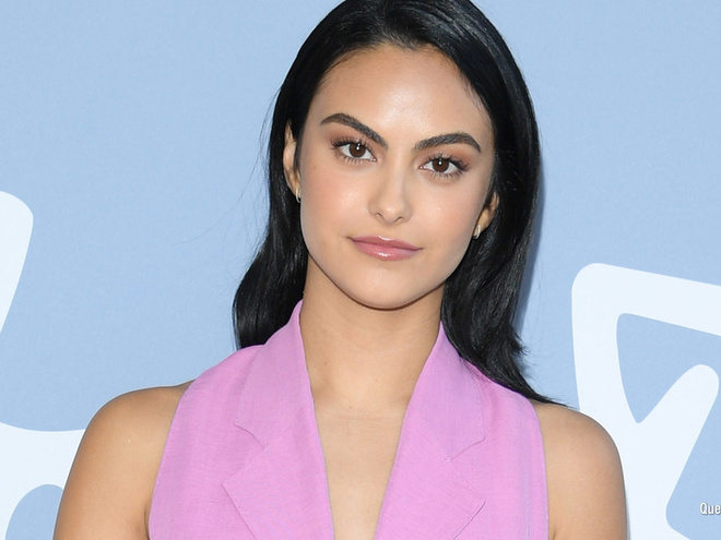 Ні, не холодно: Каміла Мендес гуляє Нью-Йорком у шкіряній куртці на голе тіло