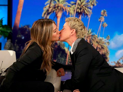 Видео дня: Дженнифер Энистон и Эллен Дедженерес поцеловались в эфире