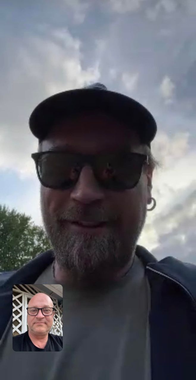 Роман Надзельский общается по видеосвязи с Олегом Винником