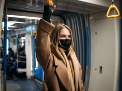 девушка в транспорте