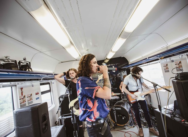 Рок-рекорд на швидкості 140 км/год: Epolets презентували нову пісню, їдучи в поїзді