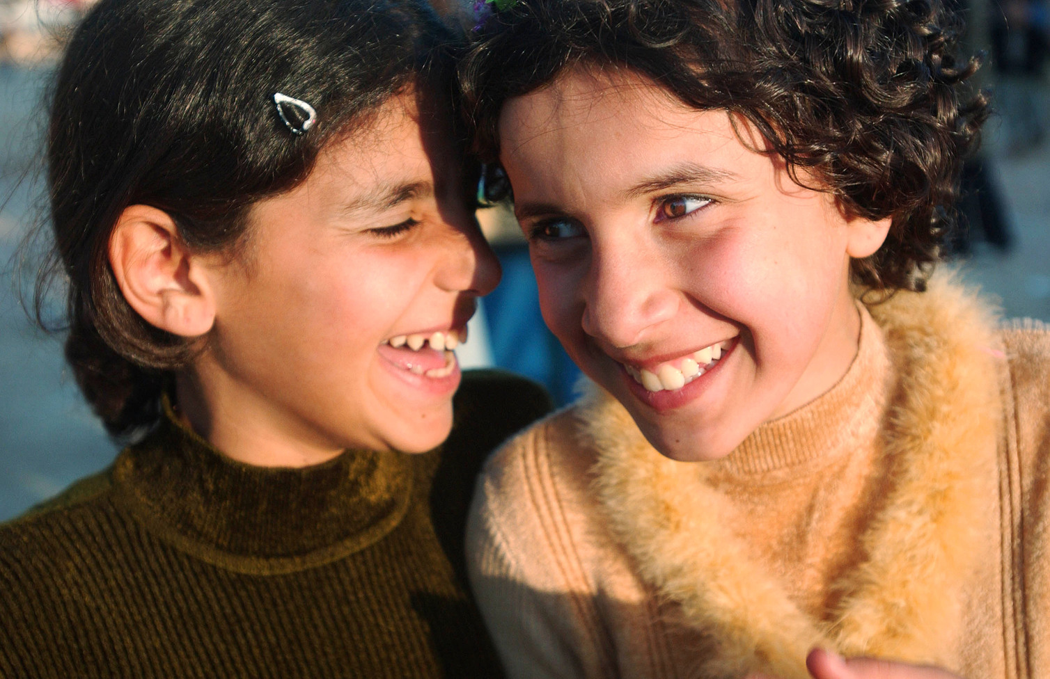 День сміху. Люди сміються