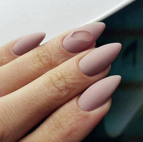 Маникюр в светлых тонах: розовый