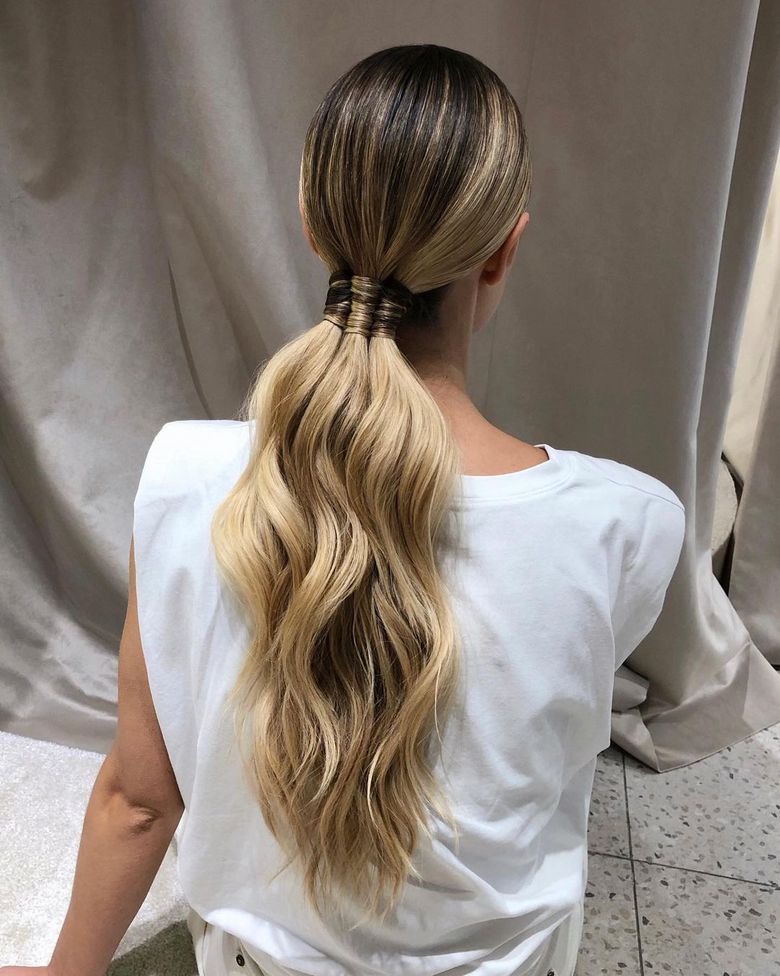 Хвост с акцентной деталью — прическа на Новый год 2021