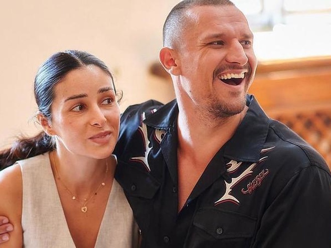 Цимбалюк запостив відео, де пристрасно цілує відому співачку