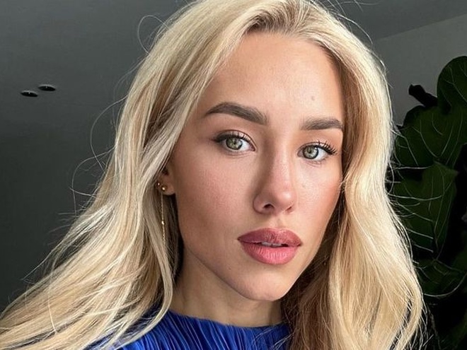 Даша Квіткова влаштувала фотосесію біля будинку Керрі Бредшоу