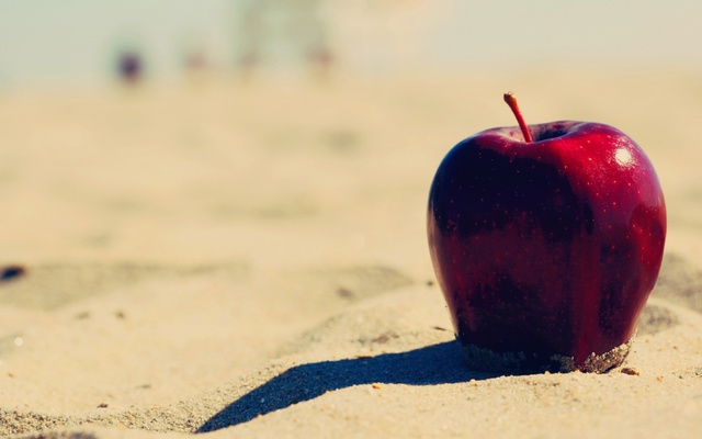 Яблоко на песке