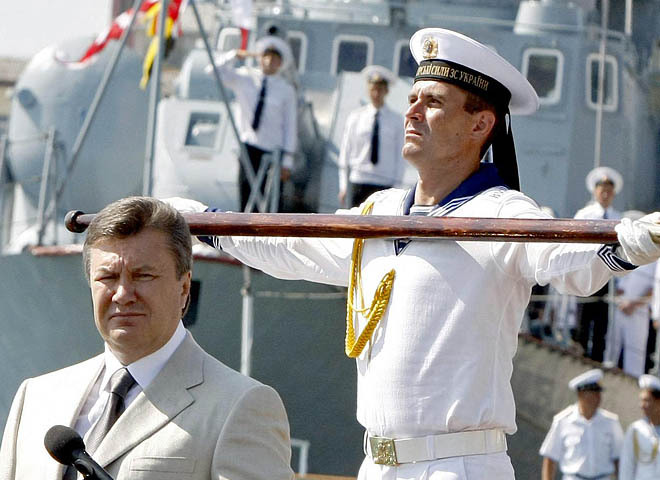 Віктор Янукович пливе