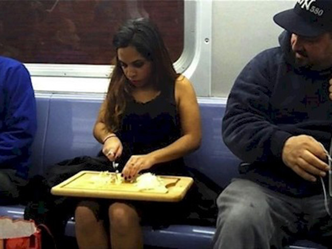 Странные люди в метро