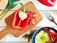 Быстрый, сытный и вкусный завтрак: рецепт перца, фаршированного омлетом