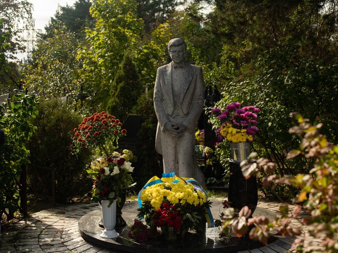 Памятник Анатолию Соловьяненко в Козине