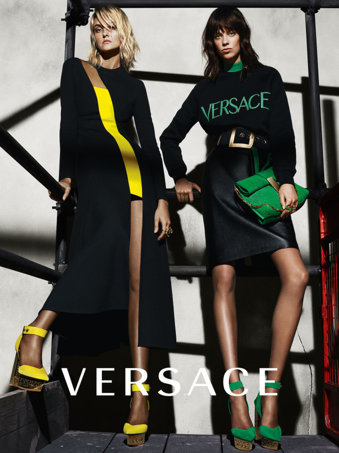 Карли Клосс в рекламной кампании Versace осень 2015