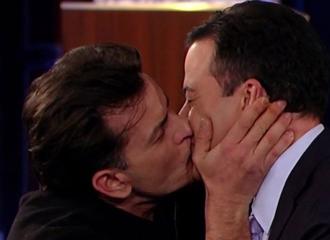 Чарлі Шин поцілував мужика 
