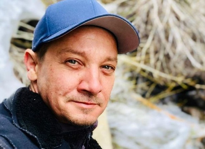 Зірка «Месників» Джеремі Реннер вперше став на ноги після моторошної аварії з ратраком — відео