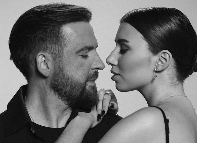 Танчинця запідозрили у таємному весіллі з дівчиною, яка молодша на 20 років