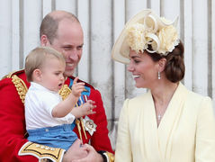 Кейт Миддлтон и принц Уильям с сыном Луи