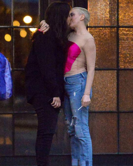 Роуз МакГоуэн целуется с девушкой