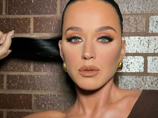 Кеті Перрі блиснула в сукні з мереживним декольте й отримала пів мільйона вподобайок