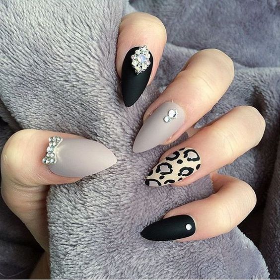 Матовый маникюр: анималистичный принт