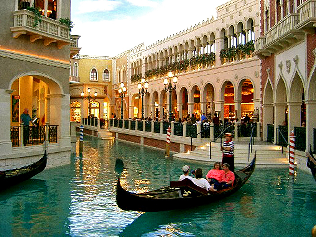 5 удивительных шопинг-центров мира: The Grand Canal Shoppes, Лас-Вегас, США