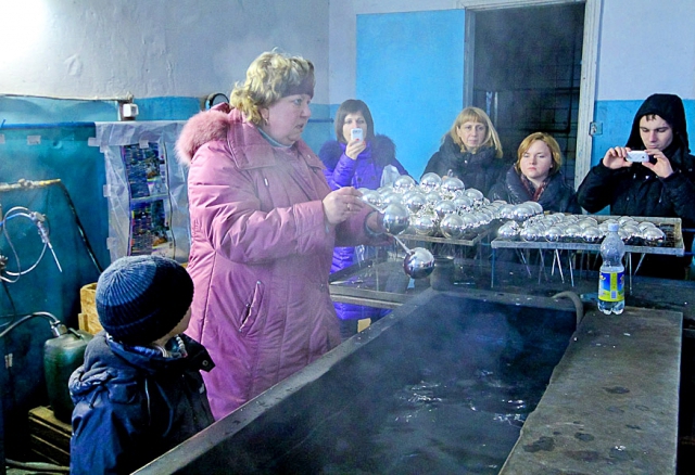 Экскурсия на завод елочных игрушек: где рождается Новый год - Tochka.net