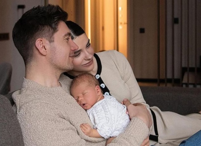 Дружина Остапчука знялася на тлі Ейфелевої вежі із тримісячним сином
