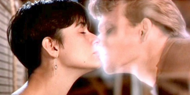 ТОП-10 самых романтических поцелуев в кино