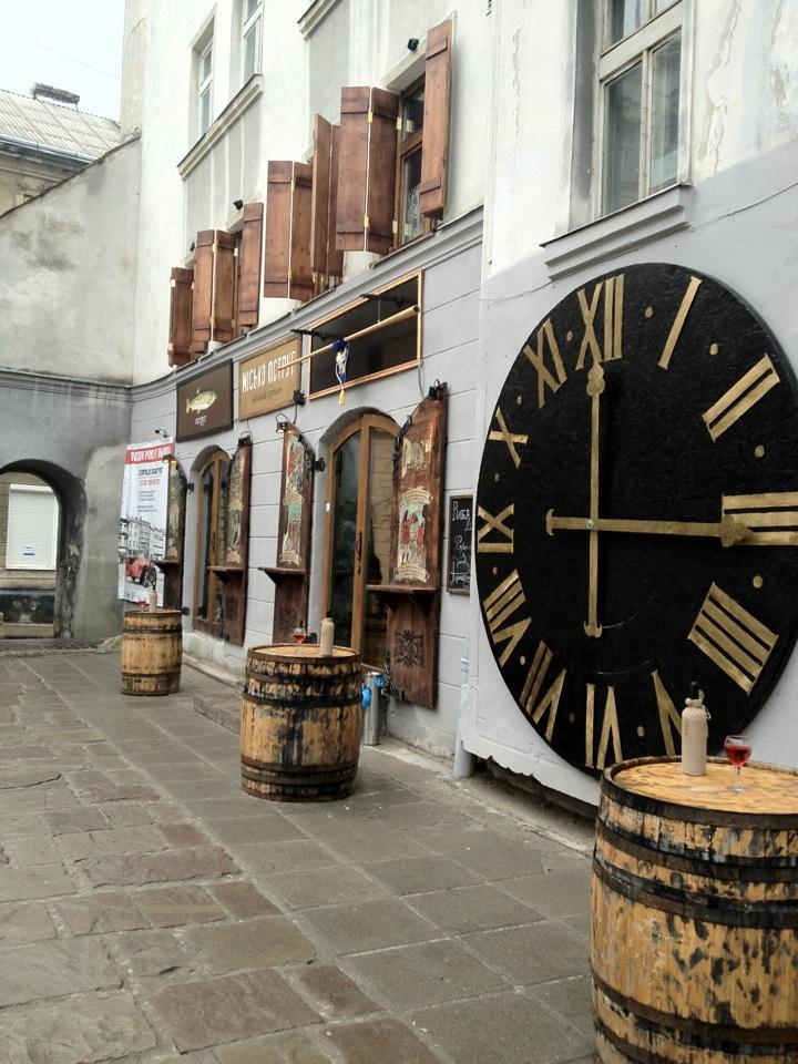 Рестораны Львова: Пструг, хліб та вино