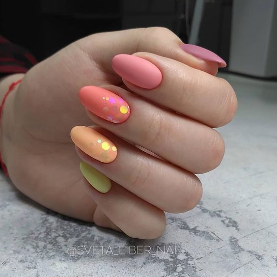 Матовый маникюр: пастельный