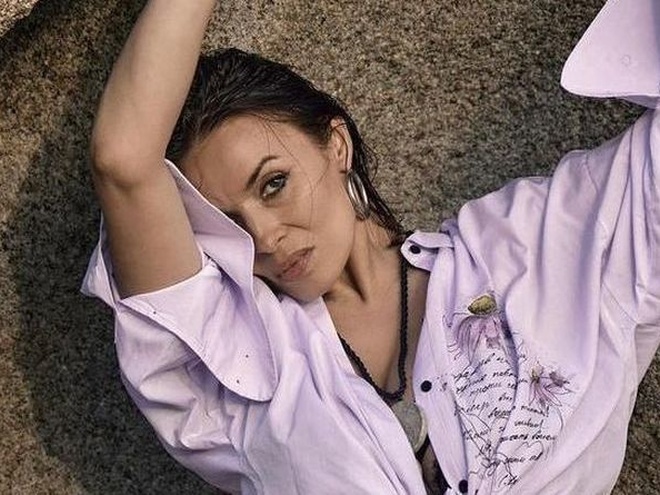 "Порох у порохівниці": Мейхер показала фото в спідній білизні на тлі моря та скель