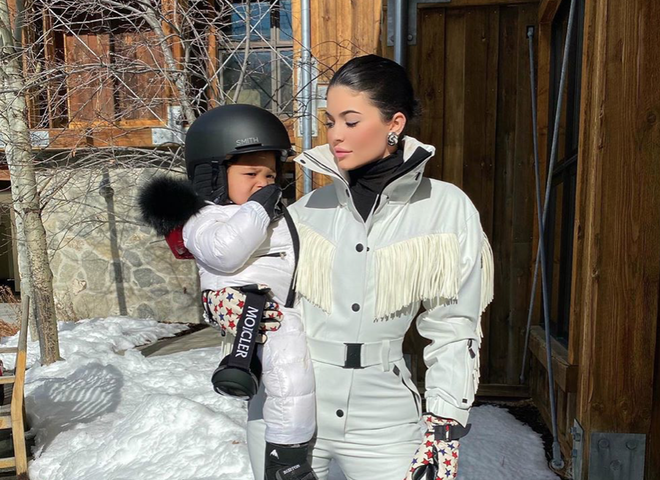 Відео дня: дворічна дочка Кайлі Дженнер їздить на сноуборді