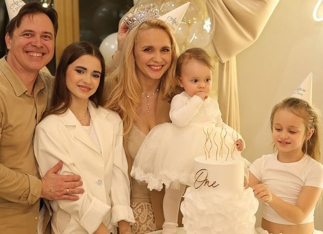 Лілія Ребрик порівняла фото трьох дочок в одному віці