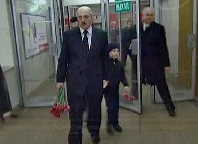 Лукашенко с Колей на месте теракта в Минск