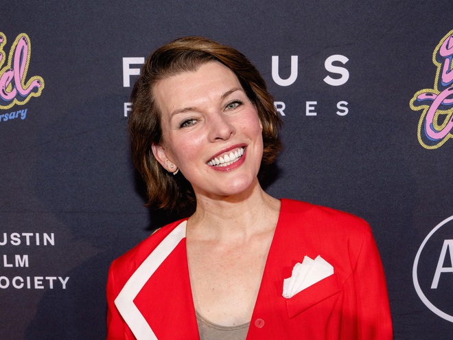 Мілла Йовович показала молодшу дочку та привітала її з першим ювілеєм