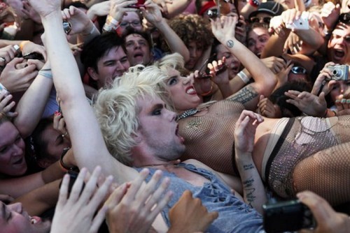 Lady Gaga во время концерта прыгнула на толпу фанатов 