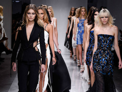 Эмодзи от Versace