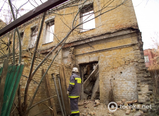 В Киеве стена рухнула на человека
