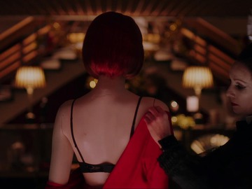 Зірка "Гри престолів" Гвендолін Крісті в трейлері хоррора "Маленька червона сукня"