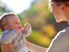 Коли новонароджений починає бачити навколишній світ