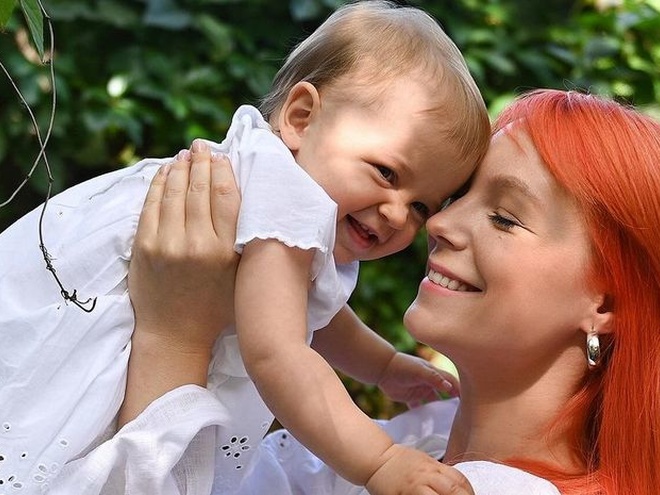 Тарабарова показала перше селфі однорічної дочки