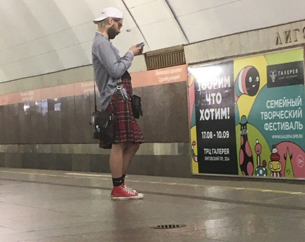 Модники в метро